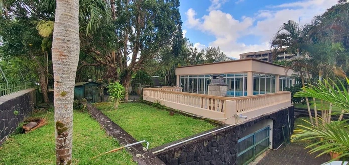 A VENDRE - Grande maison non meublée de 1,100 m2 sur un terrain de 1 arpent 01 sur 3 niveaux située dans un quartier ...