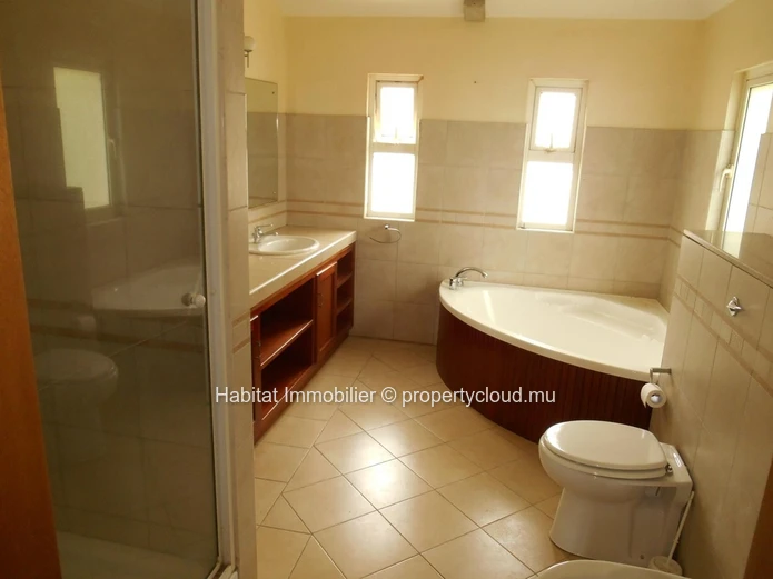 A VENDRE - Belle maison de 400 m2 à Albion. 