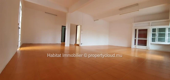 FOR SALE - Unfurnished single storey house of 258 m2 on a land of 155 toises located on the main road at Lees Street ...