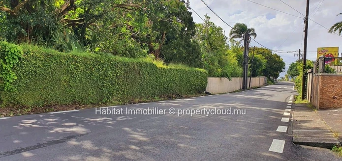 A VENDRE - Occasion unique d'acquérir ce terrain d'angle de 409 toises (1,554 m2) à Curepipe
