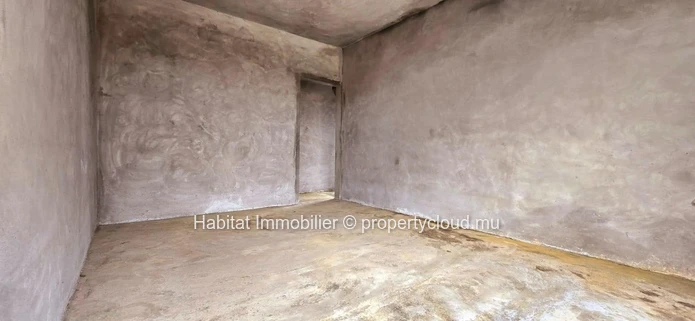 Unfinished family house, very spacious, of 420m2 on a plot of 219 toises, located in the center of Curepipe