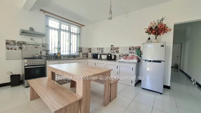 This charming furnished and equipped apartment of approximately 80 m² in Péreybère