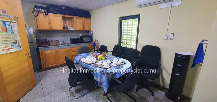 A VENDRE - Un grand espace bureau climatisé haut de gamme non-meublé de 619 m2 situé dans le centre-ville de Port-Louis