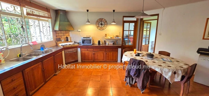 MAISON A RENOVER Cette maison de 250m2 sur un terrain de 888 toises est située dans un quartier hautement résidentiel...