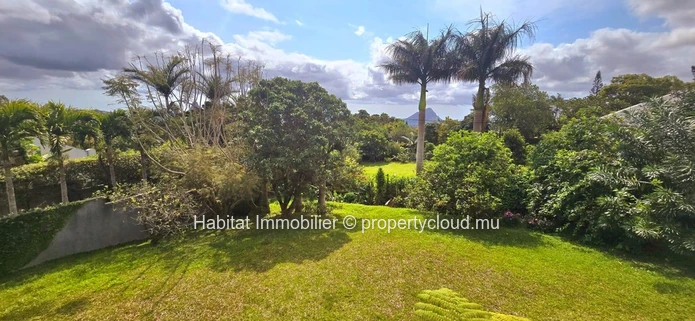 FOR SALE - Beautiful unfurnished house of 371 m2 on a plot of land of 286 toises  in Floreal