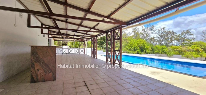Maison non-meublée de 290m² sur un terrain à bail de 680 toises avec un accès privé à la mer à Poste Lafayette