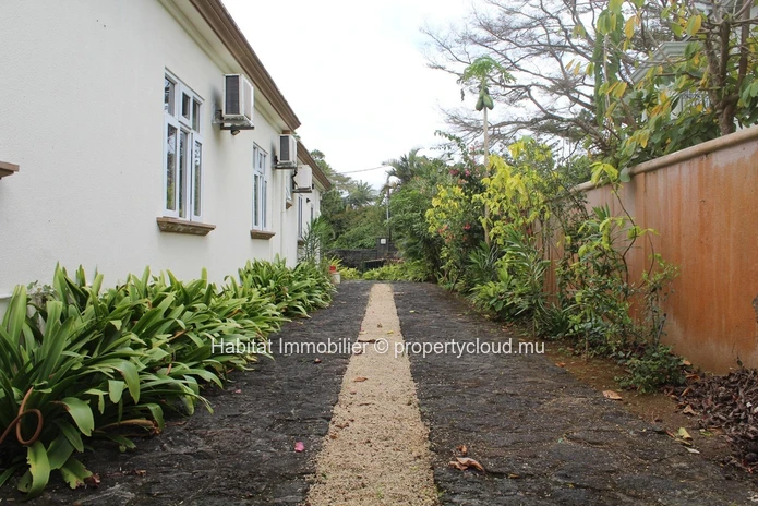 FOR SALE - Unfurnished single storey house of 464 m2 in Gentilly in Moka.