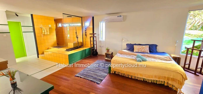 Discover this spacious furnished and equipped house of 350 m², on a plot of 233 toises (20 perches), just a few minut...