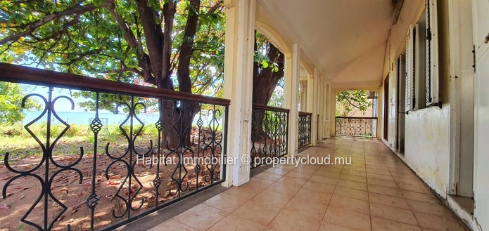 A VENDRE - Charmante maison familiale non meublée pieds dans l'eau de 400 m2 sur un terrain à bail de 1 arpent 16 pro...