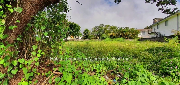 A VENDRE - Occasion unique d'acquérir ce terrain d'angle de 409 toises (1,554 m2) à Curepipe