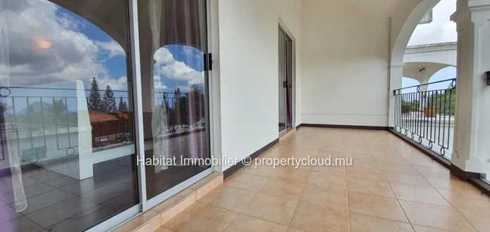A VENDRE - Maison spacieuse non-meublée de 696 m2 à Floréal. 