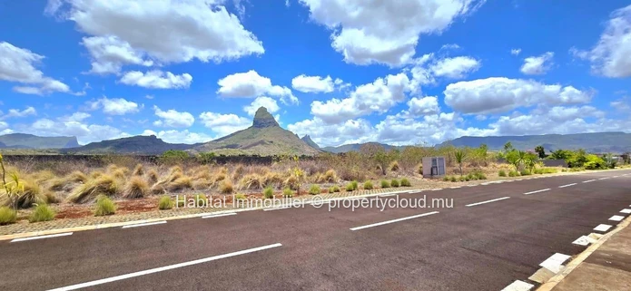 Beau terrain résidentiel de 285 toises (1,083 m2 / 25 perches), situé dans le lotissement privé “West Cape”, à Tamarin