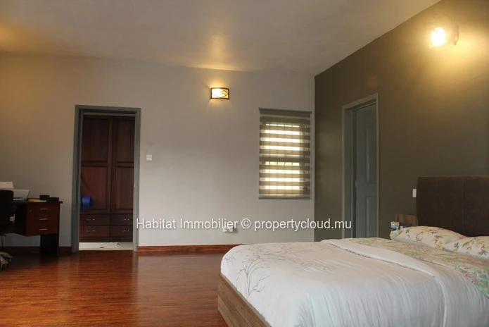 A VENDRE - Maison meublée et équipée de 371 m2 à Curepipe.