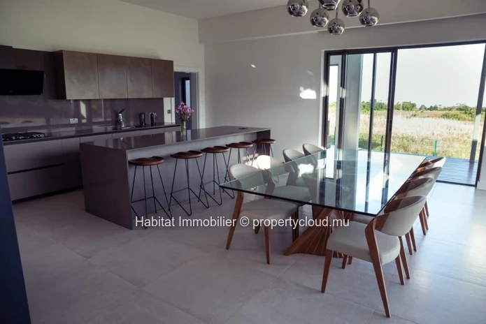 To rent : This elegant 285 m² villa offers the ultimate luxury living experience, nestled within a prestigious golf e...
