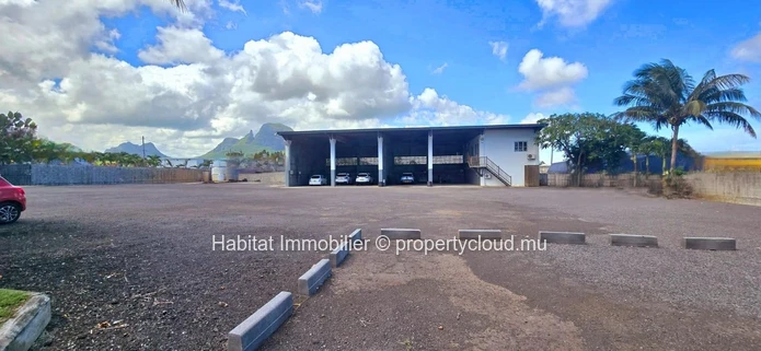 Bâtiment industriel meublé de 764 m² sur un terrain de 1,037 toises situé à Bambous