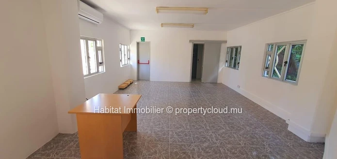FOR SALE - Bâtiment climatisé non-meublé de 730 m2 (avec ascenseur) sur un terrain de 52 toises situé à Port-Louis