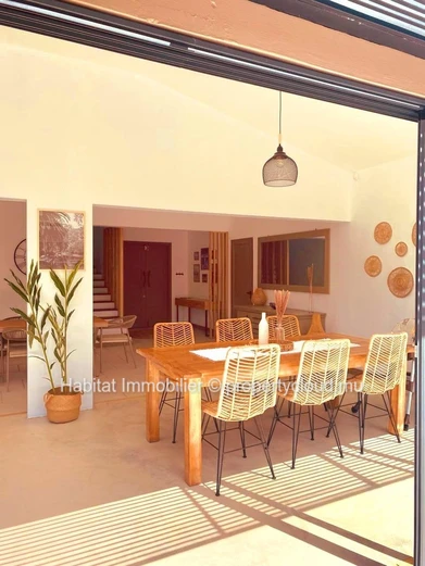 Beautiful furnished and equipped villa of 300 m2 on a plot of 105 toises located in Calodyne