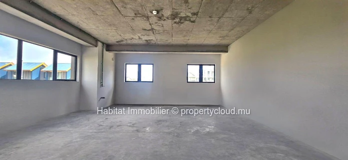 A louer : Découvrez ce bureau non meublé de 45.90 m², situé au cœur de la Smart City de Moka, une adresse stratégique...