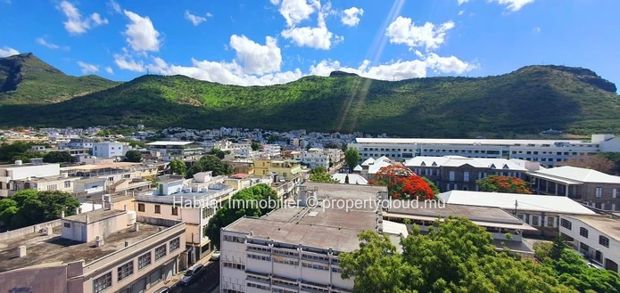 FOR SALE - Bâtiment climatisé non-meublé de 730 m2 (avec ascenseur) sur un terrain de 52 toises situé à Port-Louis